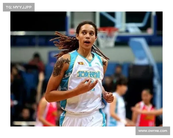 杜兰特现身火花主场，与格里娜、布林克合影互动赛后震撼球迷